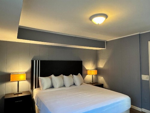 Community Court Motel - image 2