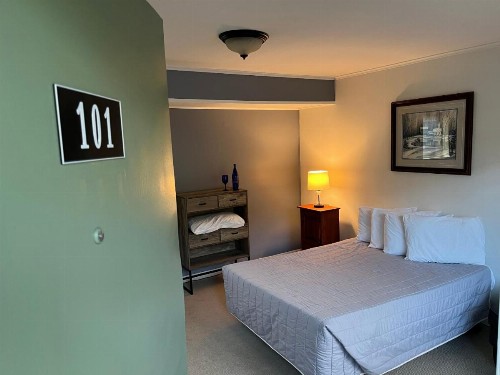 Community Court Motel - image 21