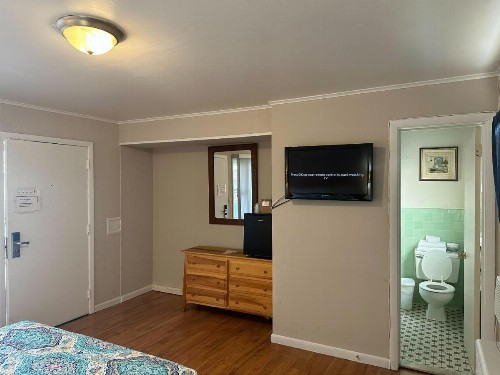 Community Court Motel - image 30
