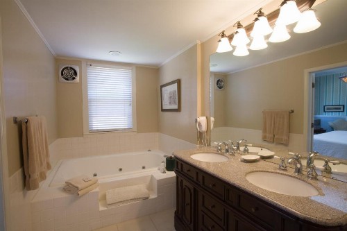 Maplewood Hotel - image 12