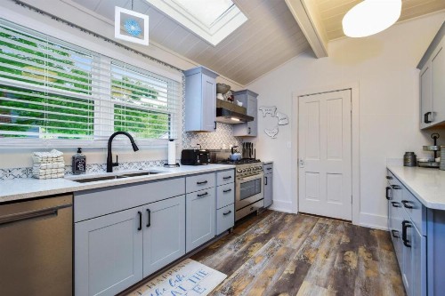 Saugatuck Farmhouse - image 12