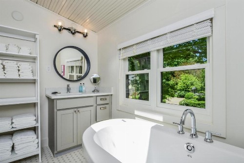 Saugatuck Farmhouse - image 14