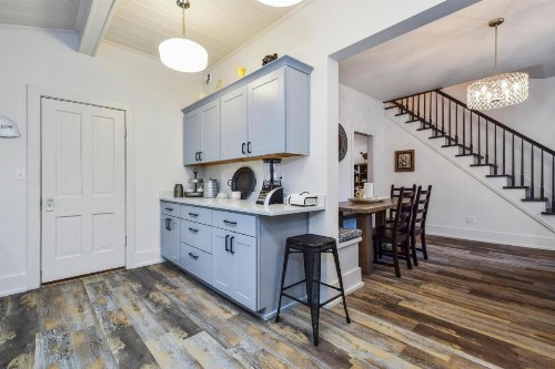 Saugatuck Farmhouse - image 15