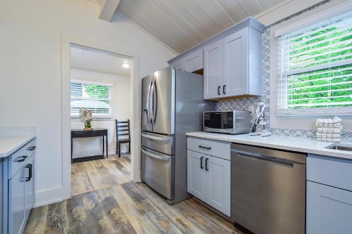 Saugatuck Farmhouse - image 16