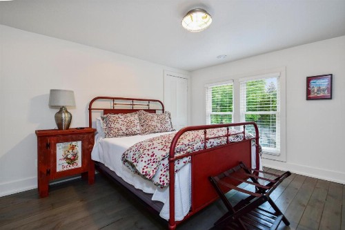 Saugatuck Farmhouse - image 18