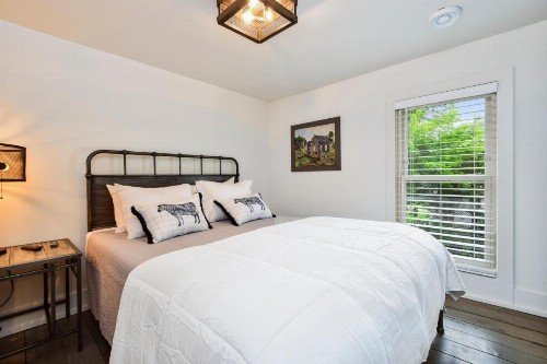 Saugatuck Farmhouse - image 7