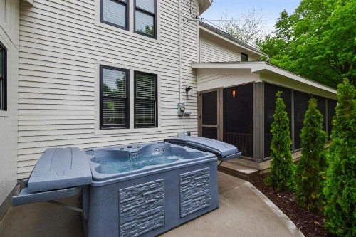 Saugatuck Farmhouse - image 9
