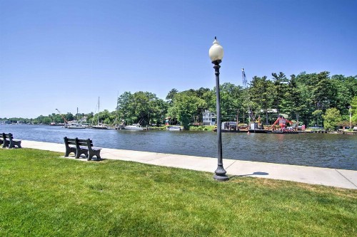 Charming Saugatuck Condo with Private Deck and Grill! - image 8