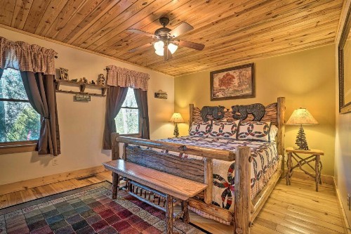 Outdoor Adventure - Charming Cabin with Hot Tub - image 10