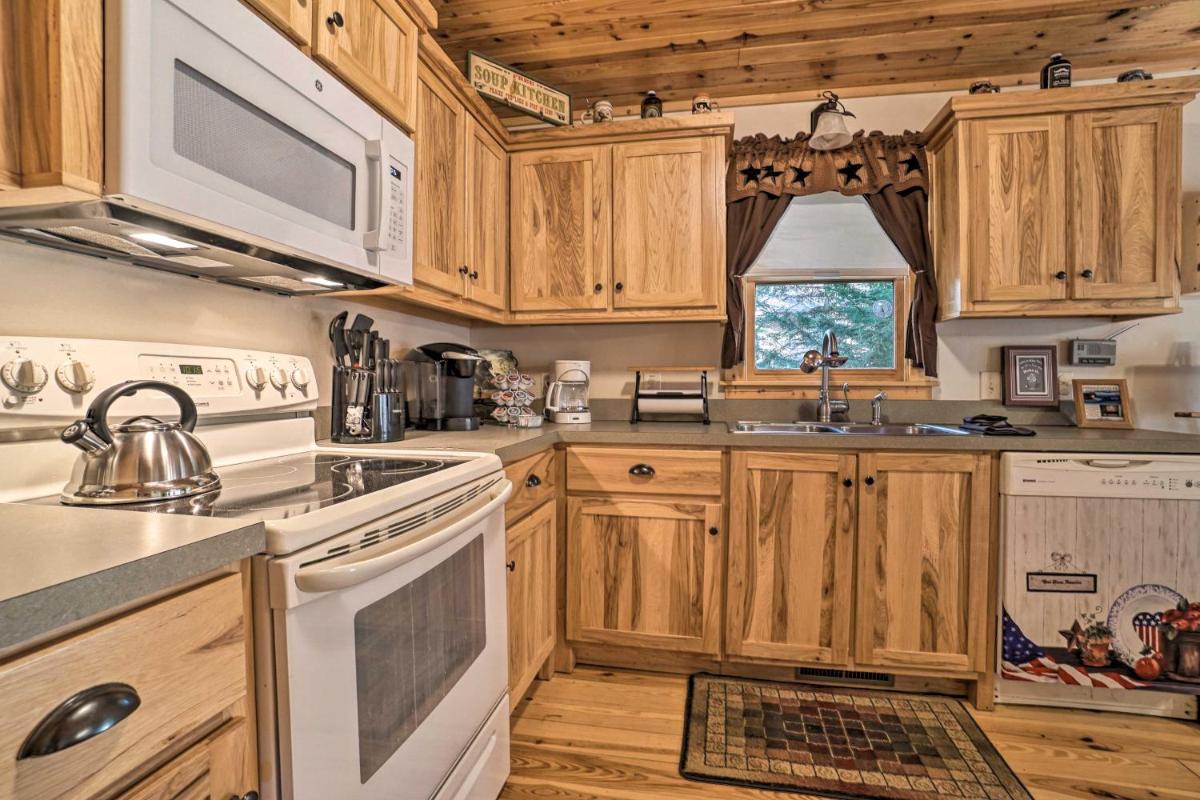 Outdoor Adventure - Charming Cabin with Hot Tub - image 6