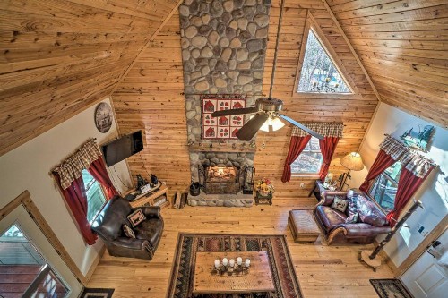 Outdoor Adventure - Charming Cabin with Hot Tub - image 9