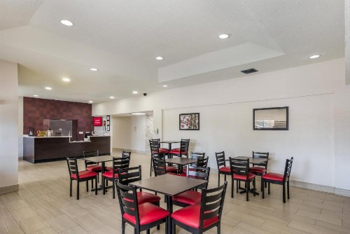 Red Roof Inn PLUS+ & Suites Savannah – I-95 - image 17