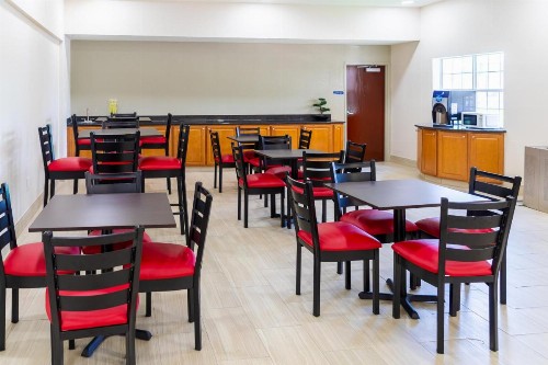 Red Roof Inn PLUS+ & Suites Savannah – I-95 - image 41