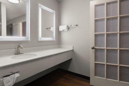 Red Roof Inn & Suites Savannah Airport - image 13
