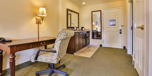 Hampton Inn & Suites Savannah Historic District - image 2