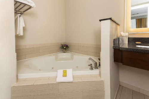 DoubleTree by Hilton Historic Savannah - image 41
