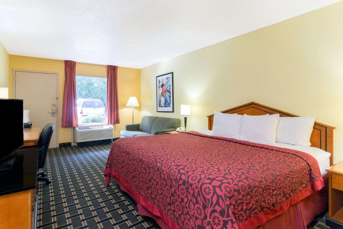 Days Inn by Wyndham Savannah Airport - image 3