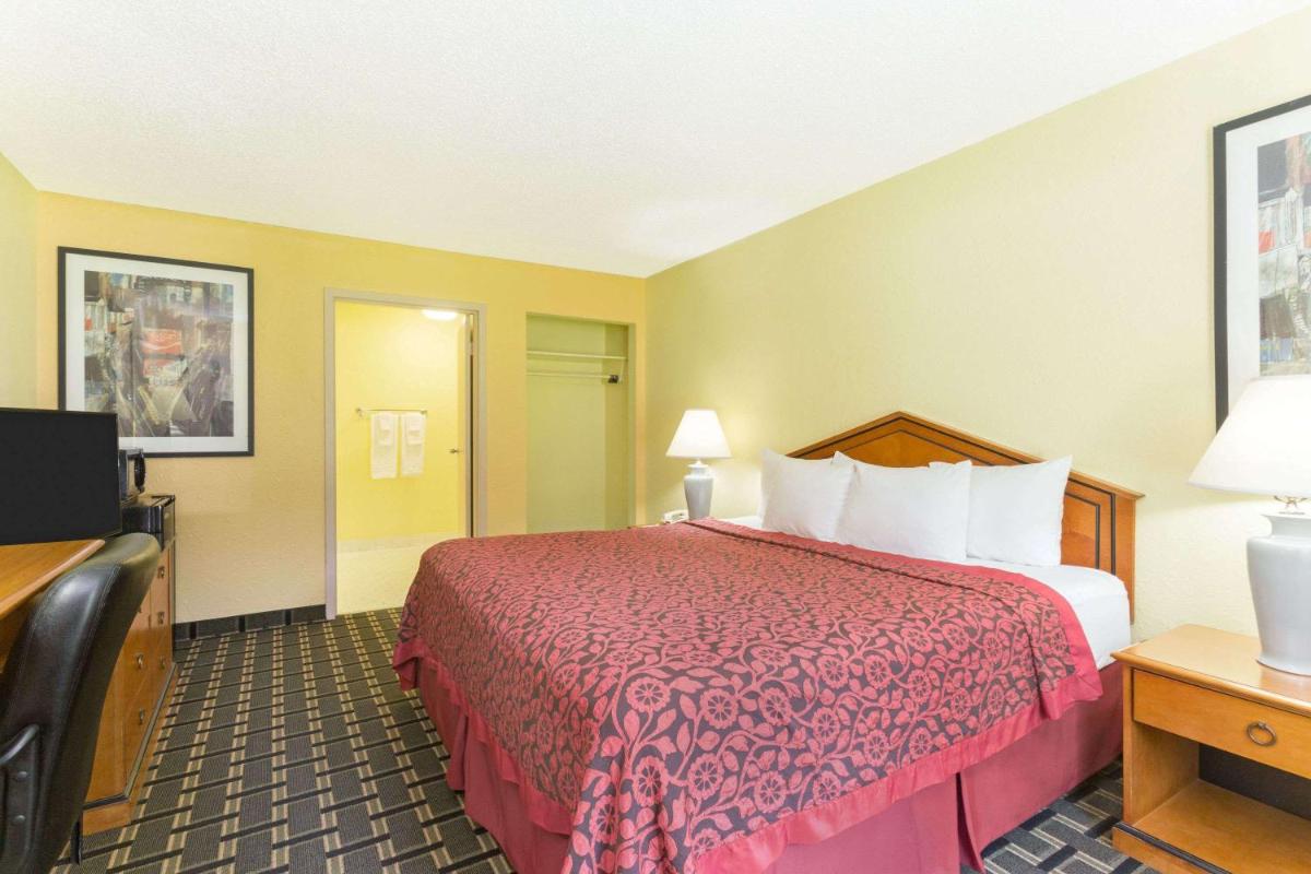 Days Inn by Wyndham Savannah Airport - image 6