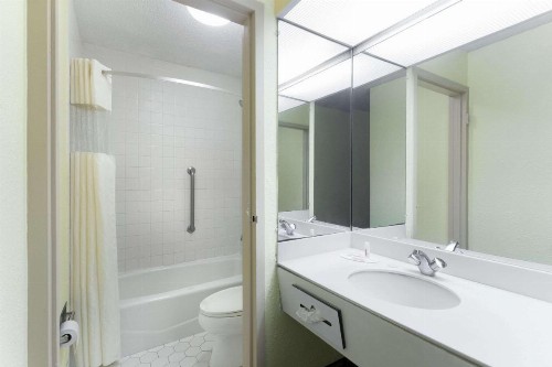 Days Inn by Wyndham Savannah Airport - image 7