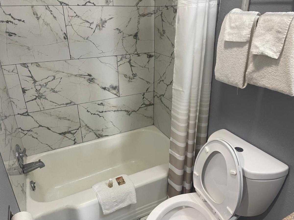Americas Best Value Inn-Savannah - image 2