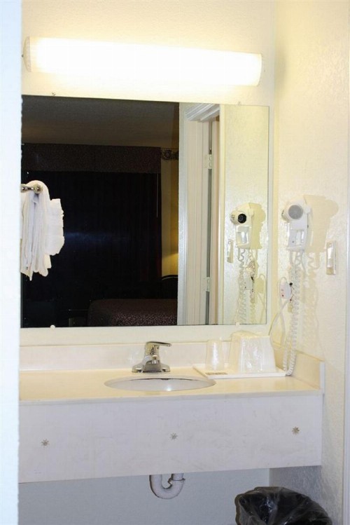 Relax Inn Savannah - image 16
