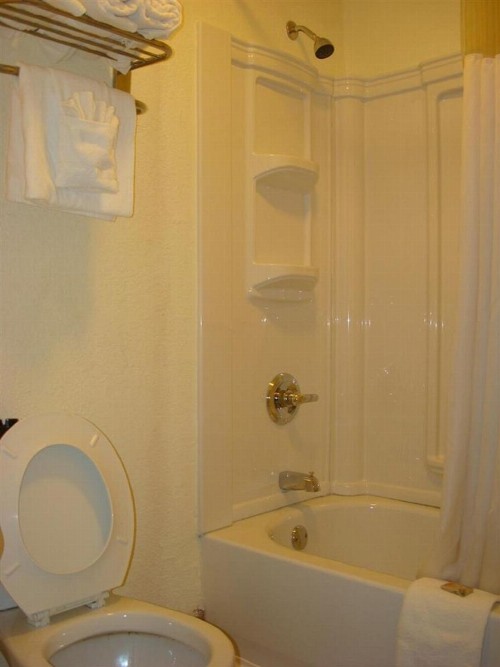 Relax Inn Savannah - image 2