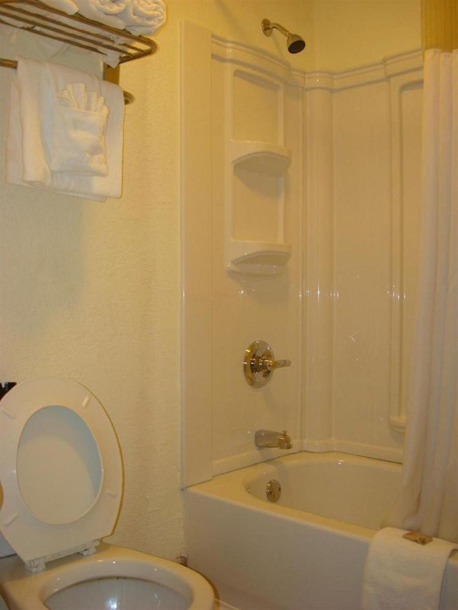 Relax Inn Savannah - image 2