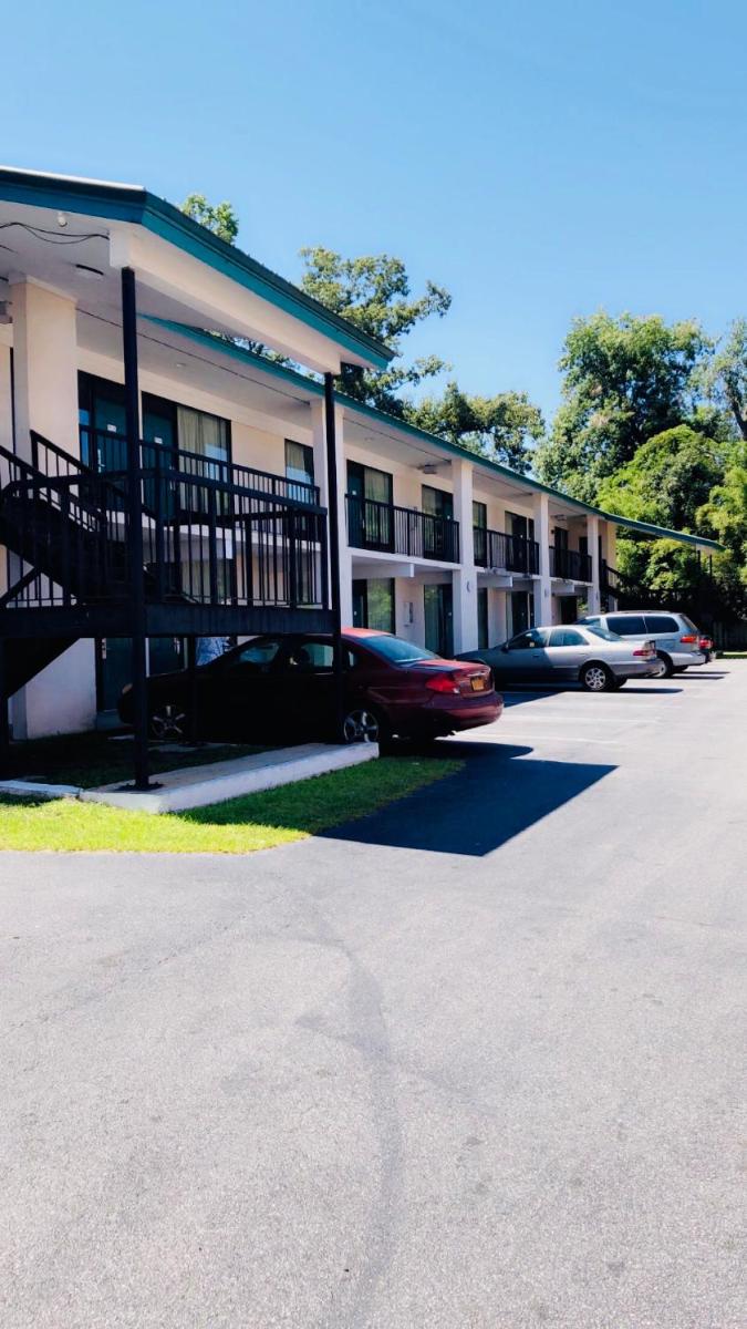 Relax Inn Savannah - image 3