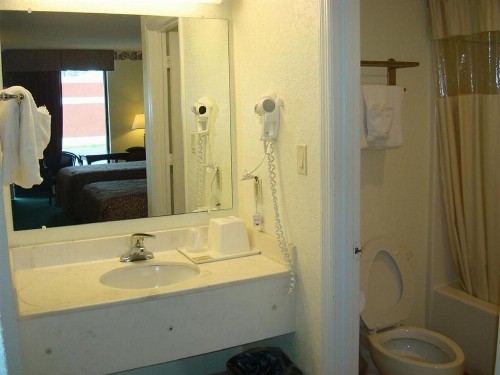 Relax Inn Savannah - image 9