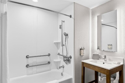 Holiday Inn Express Hotel & Suites Savannah Midtown an IHG Hotel - image 6