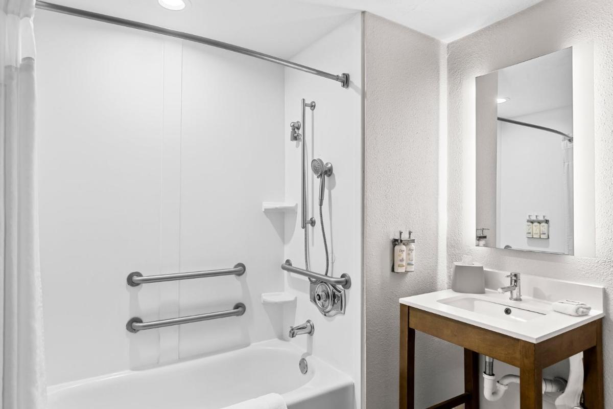 Holiday Inn Express Hotel & Suites Savannah Midtown an IHG Hotel - image 6