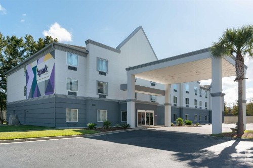 Super 8 by Wyndham Savannah - image 1