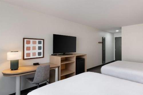 Super 8 by Wyndham Savannah - image 25