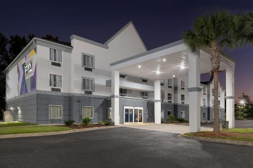 Super 8 by Wyndham Savannah - image 26