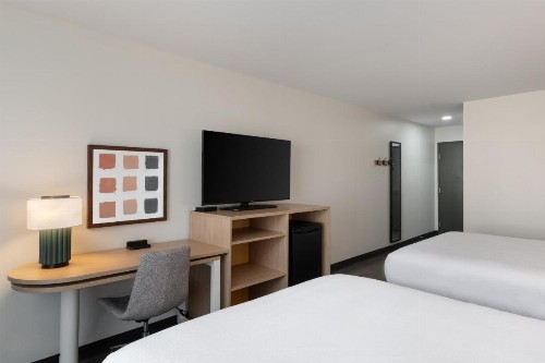 Super 8 by Wyndham Savannah - image 32