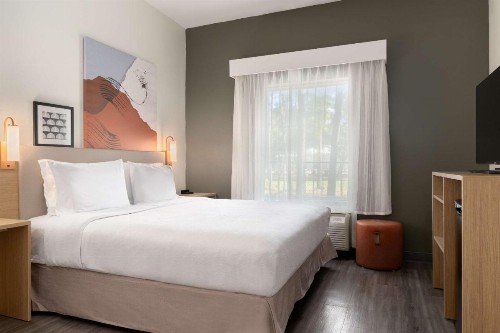 Super 8 by Wyndham Savannah - image 36