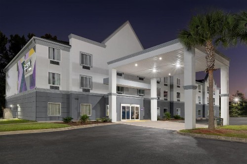 Super 8 by Wyndham Savannah - image 50
