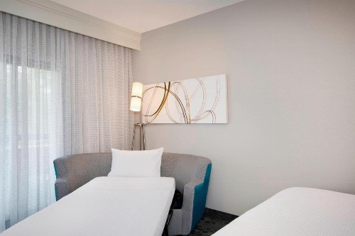 Courtyard by Marriott Savannah Midtown - image 3