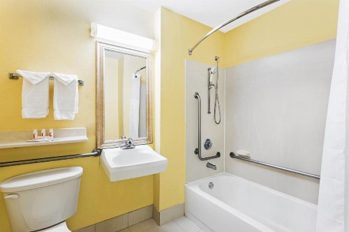 Baymont by Wyndham Savannah Midtown - image 2
