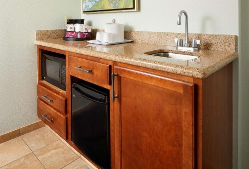 Hampton Inn & Suites Savannah/Midtown - image 25