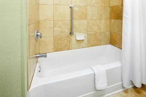 Hampton Inn & Suites Savannah/Midtown - image 6