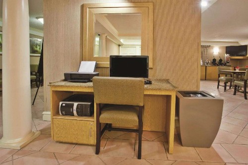 La Quinta Inn by Wyndham Savannah Midtown - image 10