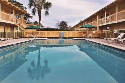 La Quinta Inn by Wyndham Savannah Midtown - image 7