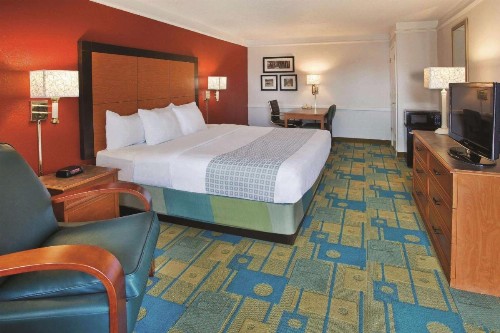 La Quinta Inn by Wyndham Savannah Midtown - image 8