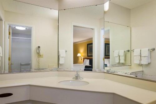 La Quinta Inn by Wyndham Savannah I-95 - image 11