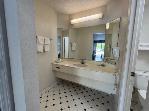 La Quinta Inn by Wyndham Savannah I-95 - image 16