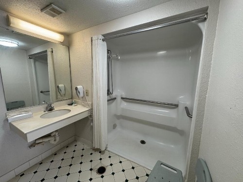La Quinta Inn by Wyndham Savannah I-95 - image 17