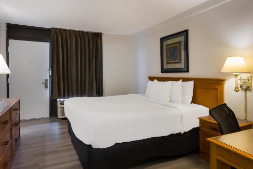 La Quinta Inn by Wyndham Savannah I-95 - image 2