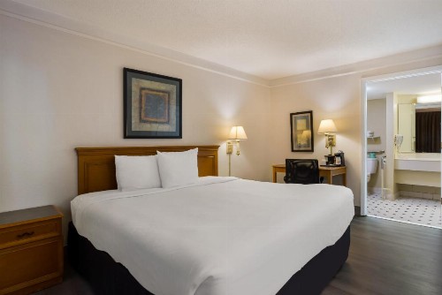La Quinta Inn by Wyndham Savannah I-95 - image 3