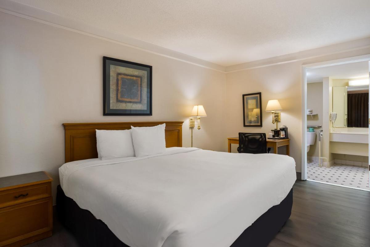 La Quinta Inn by Wyndham Savannah I-95 - image 3